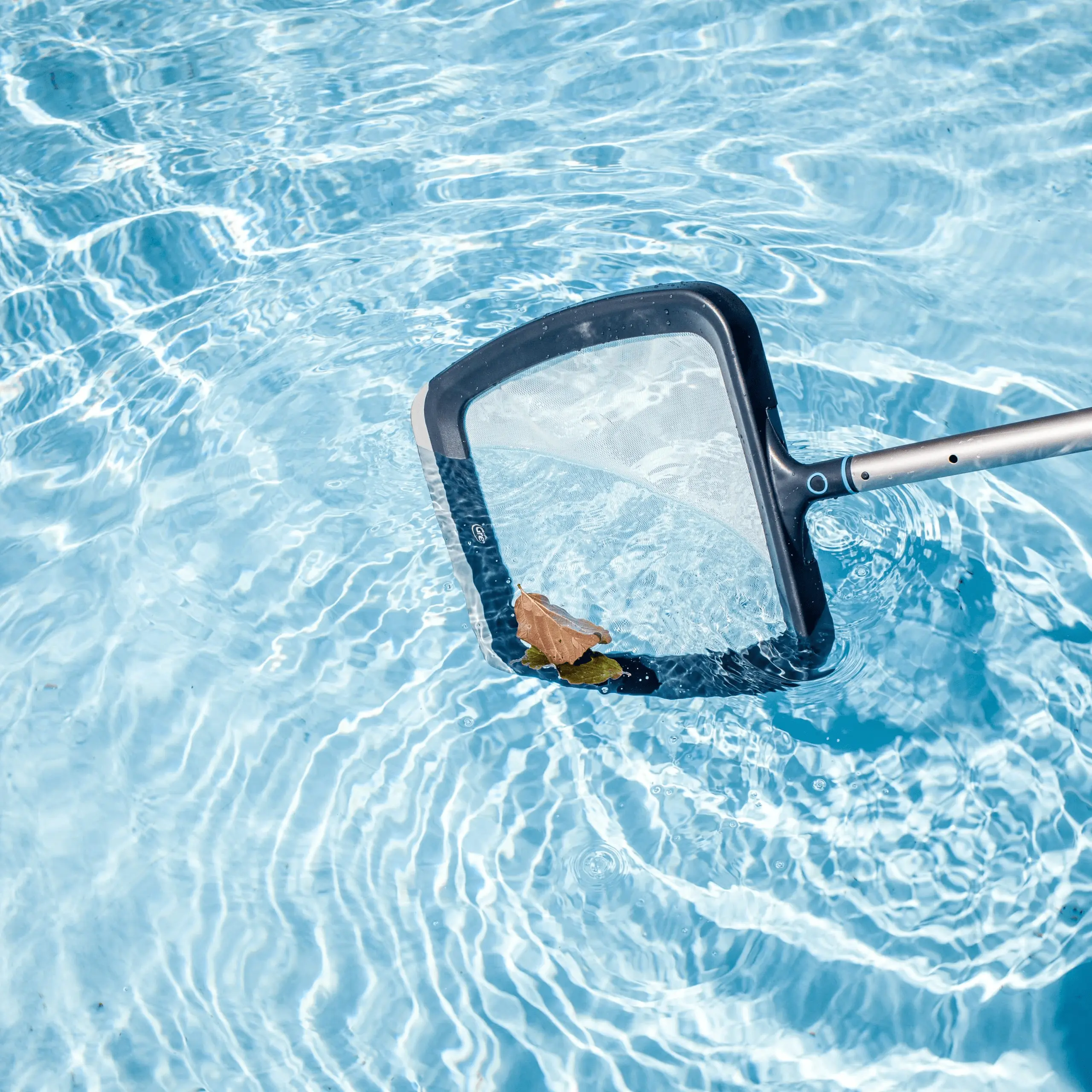 Bảo trì và sửa chữa hồ bơi